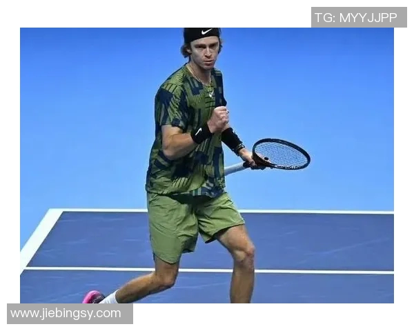 哪个足球明星在网球场上表现最出色用球拍的能力如何